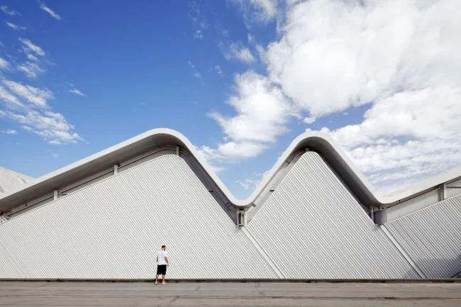 BIM建筑|现代金属质感，自由海浪屋顶诠释跨越50年时空的工场重构