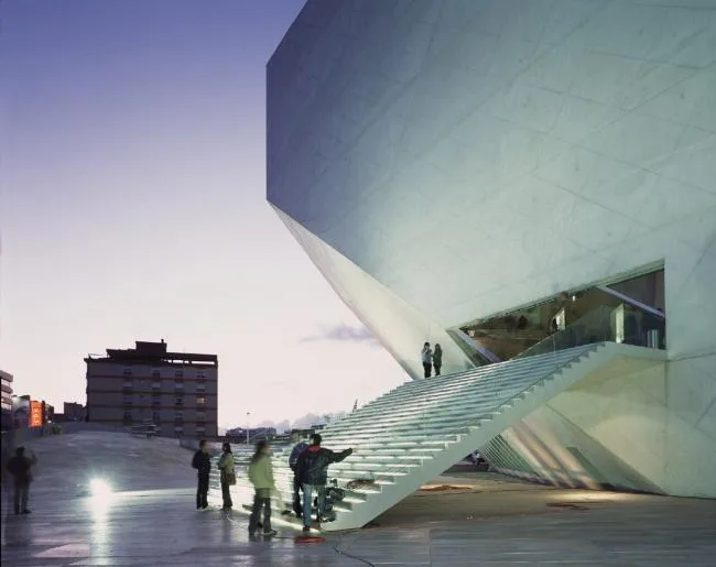 BIM建筑|白色经典的混凝土空腔音乐厅：波尔图文化剧院 / OMA