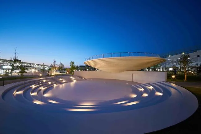 BIM建筑|立在城市客堂的巨型家具，日本奈良的暗昧空间：CoFuFun车站广场