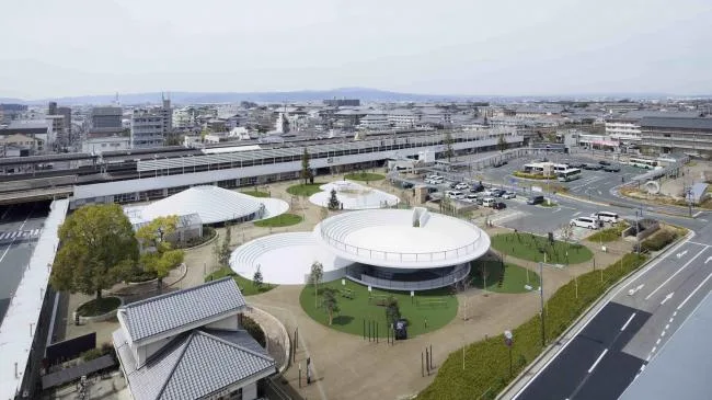 BIM建筑|立在城市客堂的巨型家具，日本奈良的暗昧空间：CoFuFun车站广场