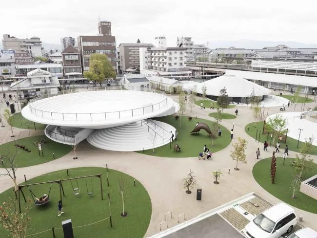BIM建筑|立在城市客堂的巨型家具，日本奈良的暗昧空间：CoFuFun车站广场