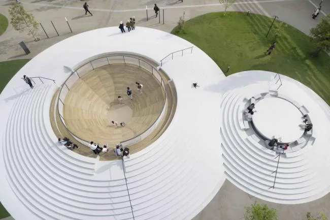 BIM建筑|立在城市客堂的巨型家具，日本奈良的暗昧空间：CoFuFun车站广场