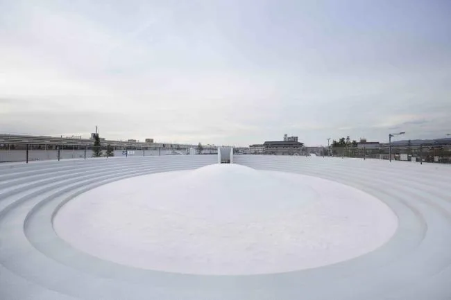 BIM建筑|立在城市客堂的巨型家具，日本奈良的暗昧空间：CoFuFun车站广场