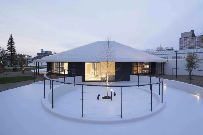 BIM建筑|立在城市客堂的巨型家具，日本奈良的暗昧空间：CoFuFun车站广场