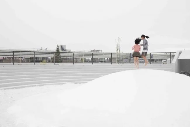 BIM建筑|立在城市客堂的巨型家具，日本奈良的暗昧空间：CoFuFun车站广场