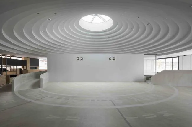 BIM建筑|立在城市客堂的巨型家具，日本奈良的暗昧空间：CoFuFun车站广场