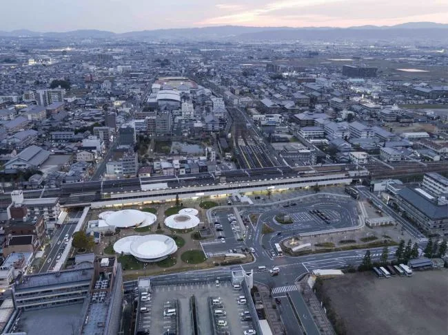 BIM建筑|立在城市客堂的巨型家具，日本奈良的暗昧空间：CoFuFun车站广场
