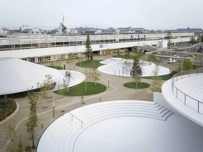 BIM建筑|立在城市客堂的巨型家具，日本奈良的暗昧空间：CoFuFun车站广场