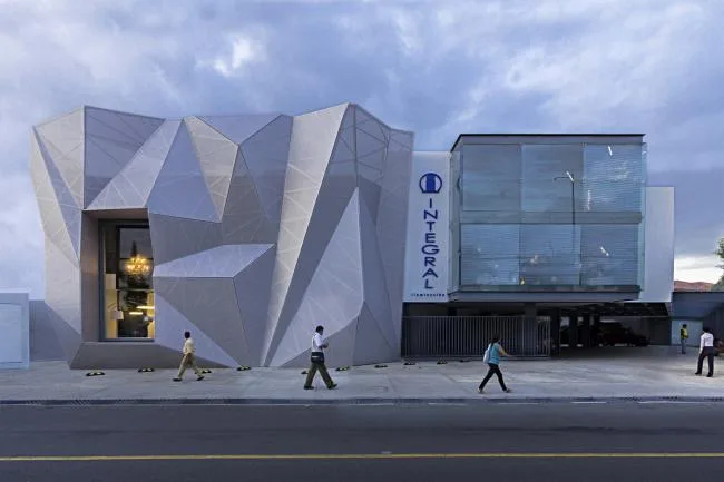 BIM建筑|织物的柔柔通透与几何金属的碰撞：厄瓜多尔贸易零售店面
