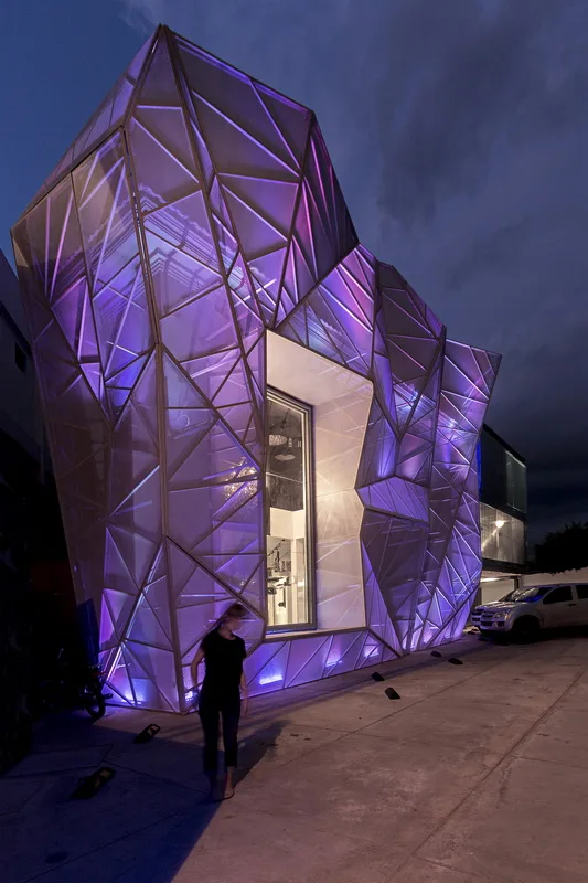BIM建筑|织物的柔柔通透与几何金属的碰撞：厄瓜多尔贸易零售店面