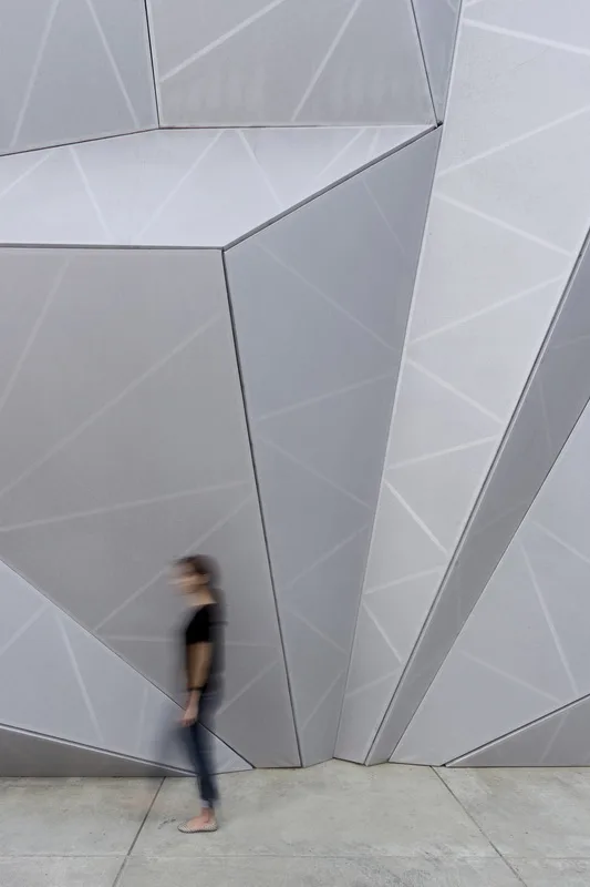 BIM建筑|织物的柔柔通透与几何金属的碰撞：厄瓜多尔贸易零售店面