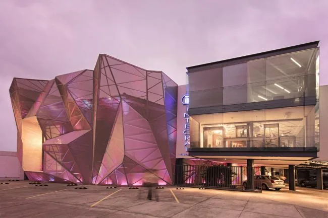BIM建筑|织物的柔柔通透与几何金属的碰撞：厄瓜多尔贸易零售店面