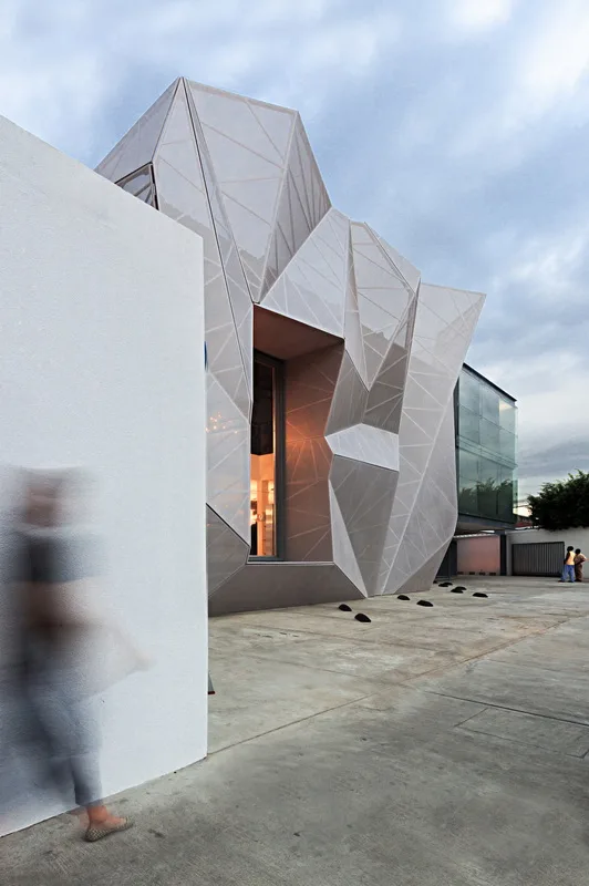 BIM建筑|织物的柔柔通透与几何金属的碰撞：厄瓜多尔贸易零售店面