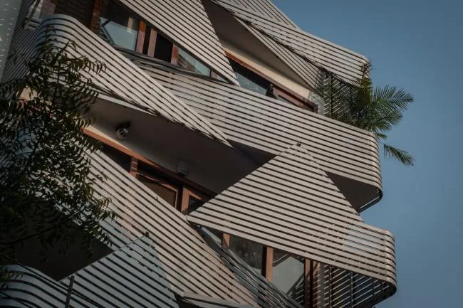BIM建筑|严厉的几何形体打造的垂直室第：印度143公寓 / Plan Loci