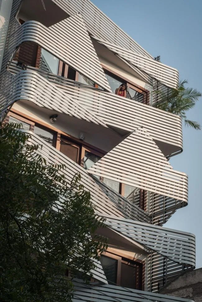 BIM建筑|严厉的几何形体打造的垂直室第：印度143公寓 / Plan Loci
