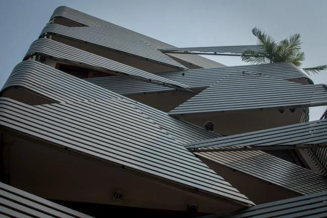 BIM建筑|严厉的几何形体打造的垂直室第：印度143公寓 / Plan Loci