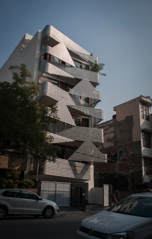 BIM建筑|严厉的几何形体打造的垂直室第：印度143公寓 / Plan Loci