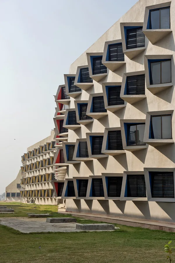 BIM建筑|多样且多彩，每扇窗户都有各自性情的学生公寓年夜楼 /Sanjay Puri建筑事务所