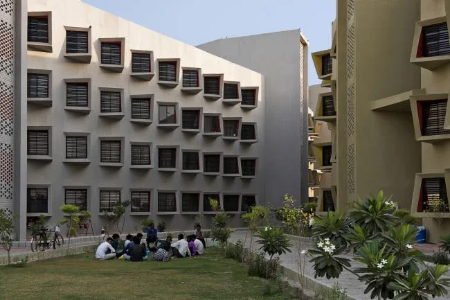 BIM建筑|多样且多彩，每扇窗户都有各自性情的学生公寓年夜楼 /Sanjay Puri建筑事务所
