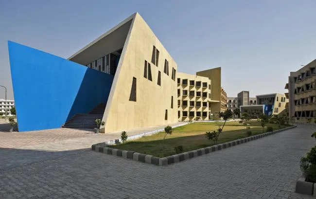 BIM建筑|多样且多彩，每扇窗户都有各自性情的学生公寓年夜楼 /Sanjay Puri建筑事务所