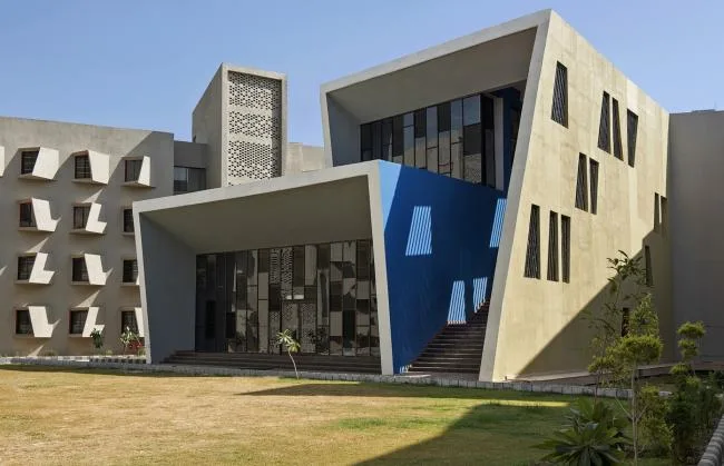 BIM建筑|多样且多彩，每扇窗户都有各自性情的学生公寓年夜楼 /Sanjay Puri建筑事务所