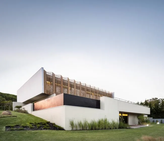 BIM建筑|如帘幕轻轻拉上：葡萄牙Beloura House IV室第