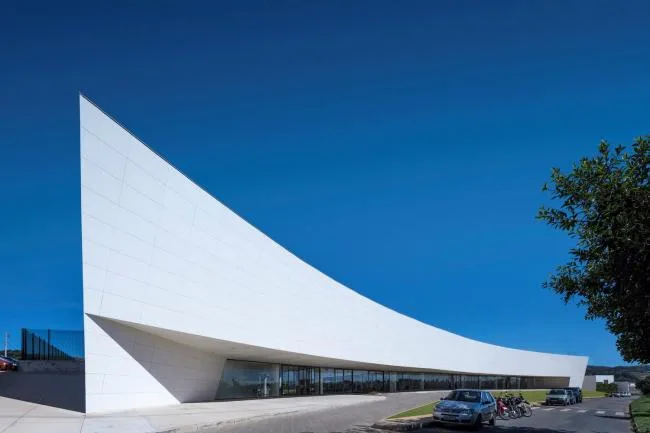 BIM建筑|优雅如天鹅展翅：巴西Roberto Herbster Gusmão黉舍