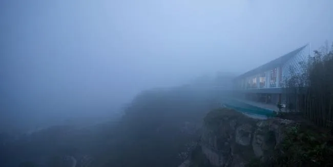 BIM建筑|山崖之巅,格构空间-重庆御临府艺术中间 / 成执设计