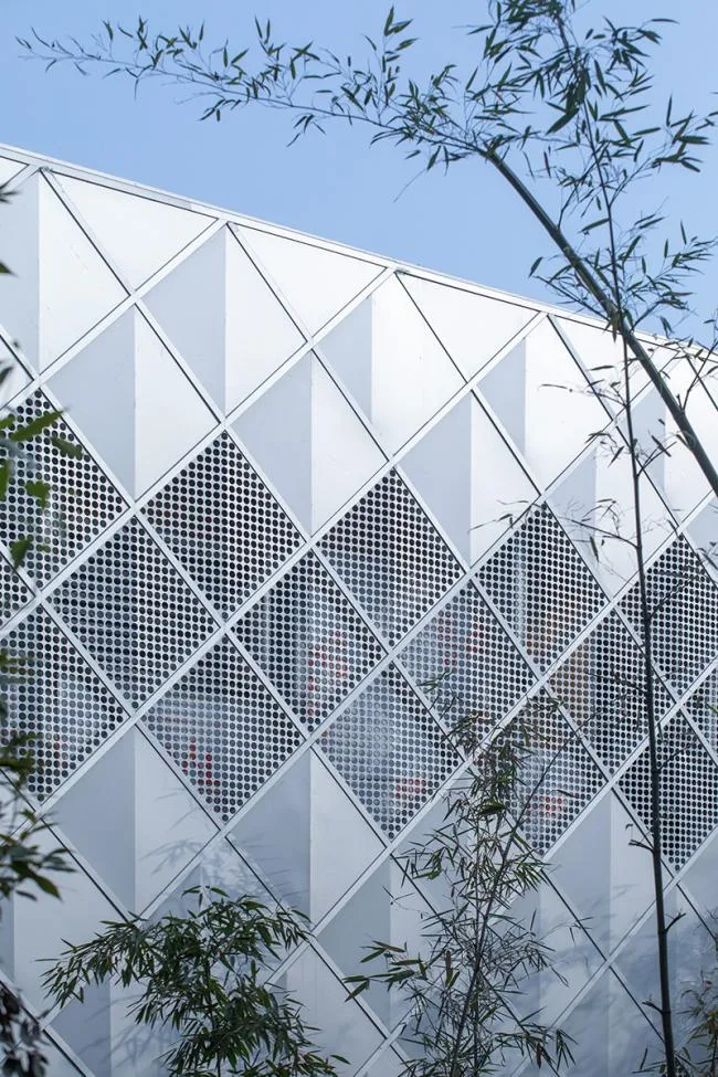 BIM建筑|山崖之巅,格构空间-重庆御临府艺术中间 / 成执设计