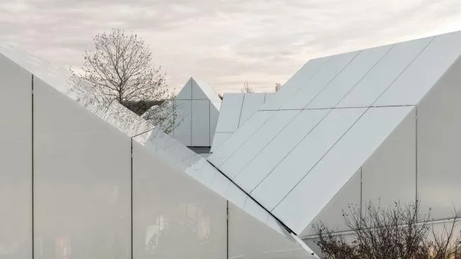 BIM建筑|法国里昂奥特莱斯，白色斗室子组成村落 / Gianni Ranaulo Design