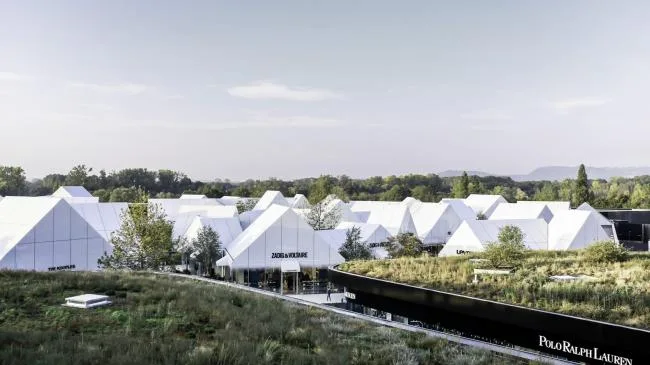 BIM建筑|法国里昂奥特莱斯，白色斗室子组成村落 / Gianni Ranaulo Design