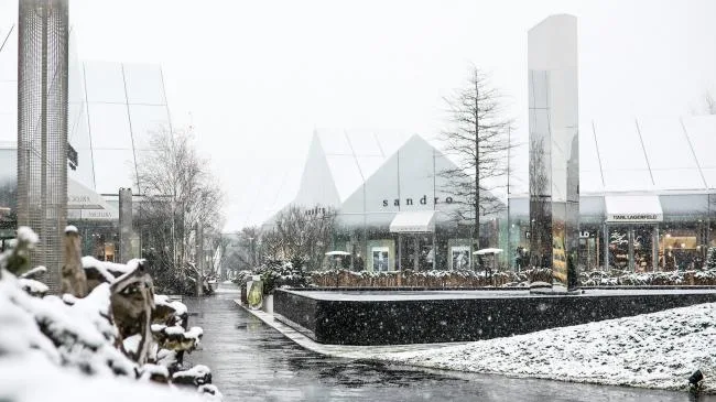 BIM建筑|法国里昂奥特莱斯，白色斗室子组成村落 / Gianni Ranaulo Design