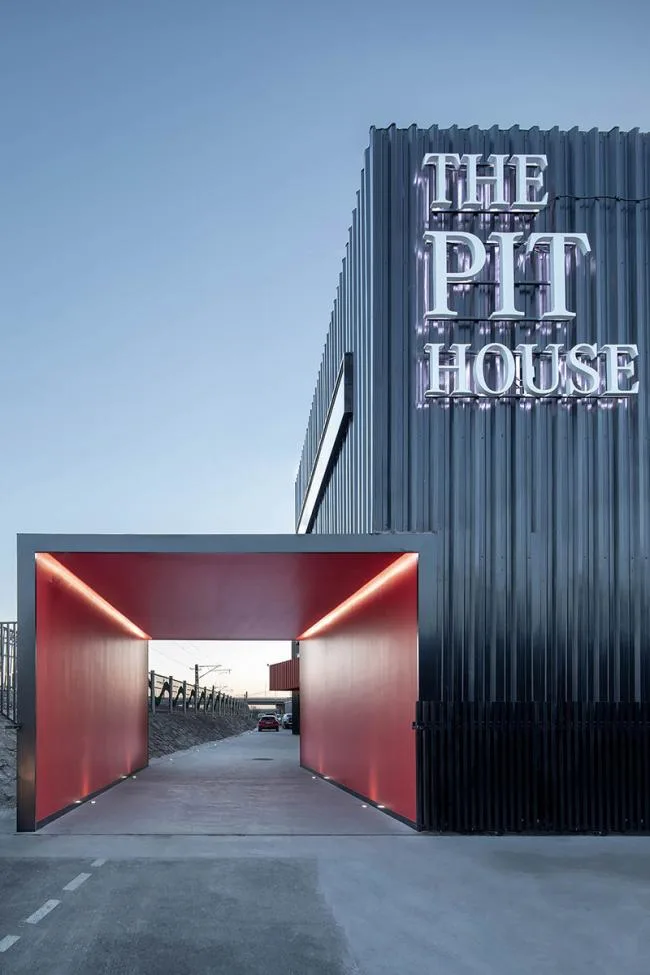 BIM建筑|一场汽车喜好者的社交试验，The Pit House汽车俱乐部 / 上建下筑工作室