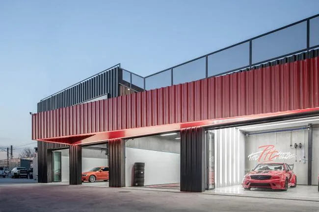 BIM建筑|一场汽车喜好者的社交试验，The Pit House汽车俱乐部 / 上建下筑工作室