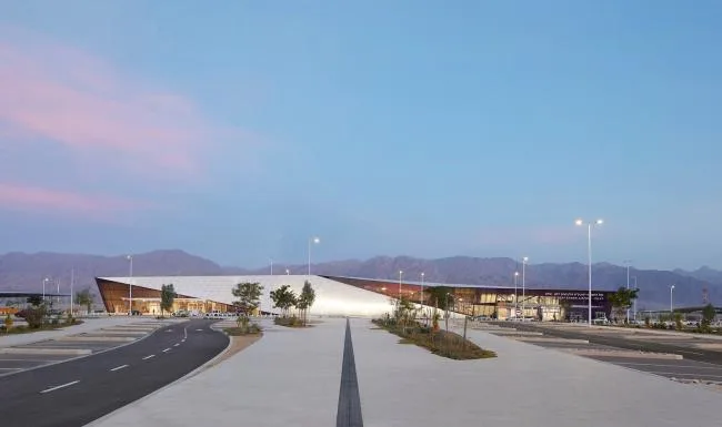 BIM建筑|苍莽戈壁中的一片白色蘑菇岩：以色列蒂姆纳国际机场