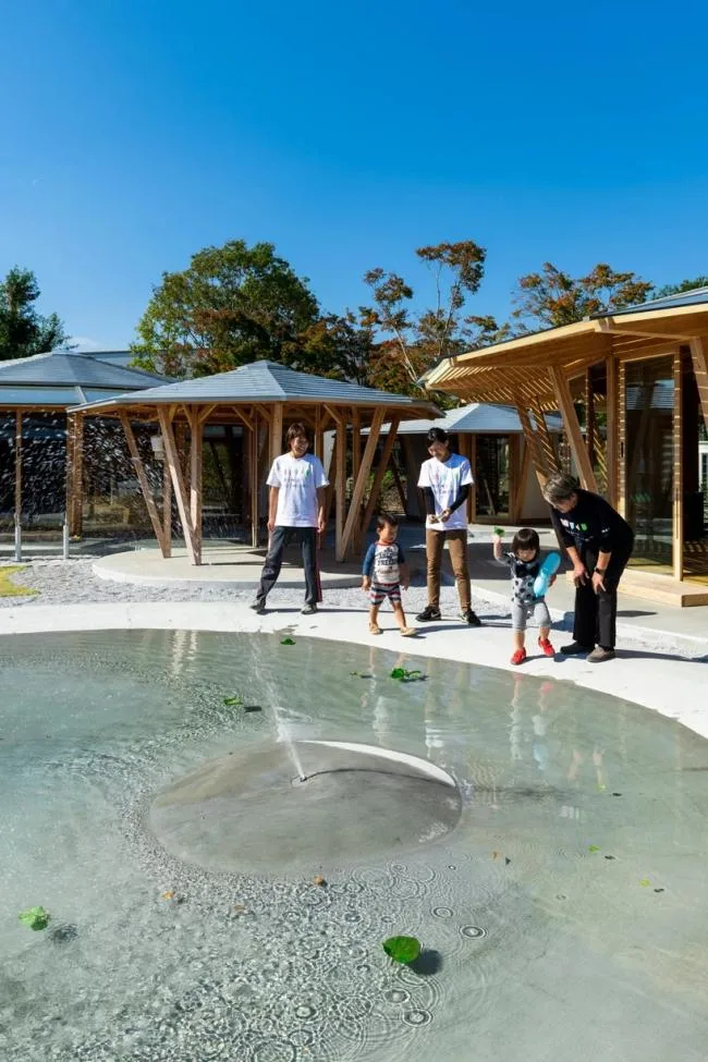 BIM建筑|手塚貴晴工作室：“木库幼儿园”——日式和伞下的光影丛林
