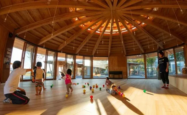 BIM建筑|手塚貴晴工作室：“木库幼儿园”——日式和伞下的光影丛林