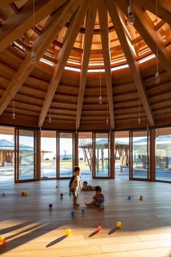 BIM建筑|手塚貴晴工作室：“木库幼儿园”——日式和伞下的光影丛林