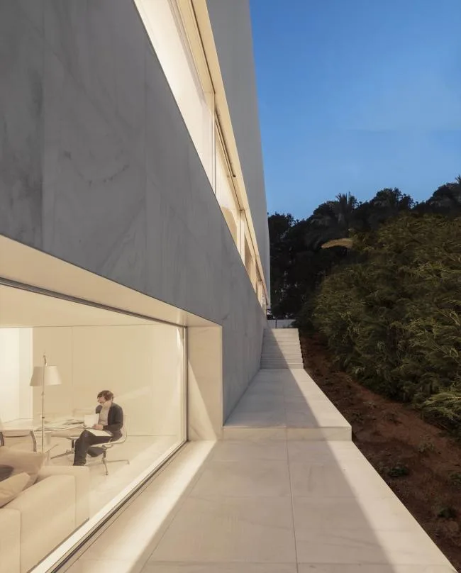 BIM建筑|在宏大的“T”形屋顶上远眺海面：霍夫曼之家