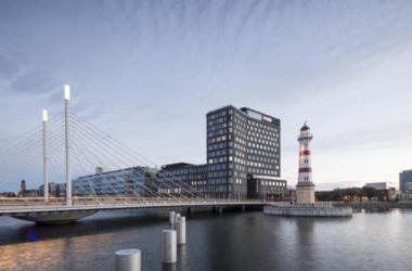 BIM建筑|仿佛停泊于岸边的巨型船只：马尔默口岸综合体 / SHL-BIM建筑网