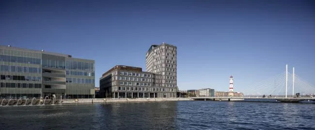 BIM建筑|仿佛停泊于岸边的巨型船只：马尔默口岸综合体 / SHL