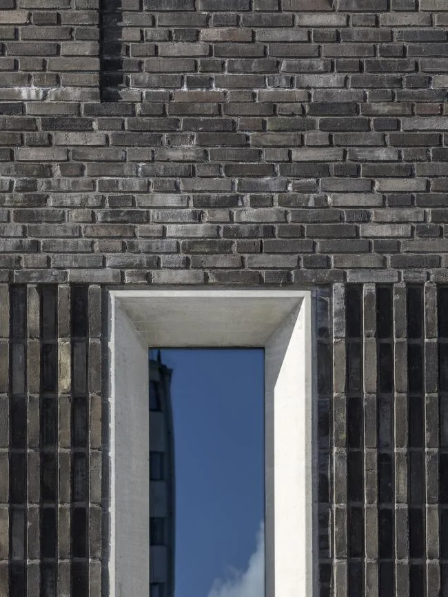 BIM建筑|仿佛停泊于岸边的巨型船只：马尔默口岸综合体 / SHL