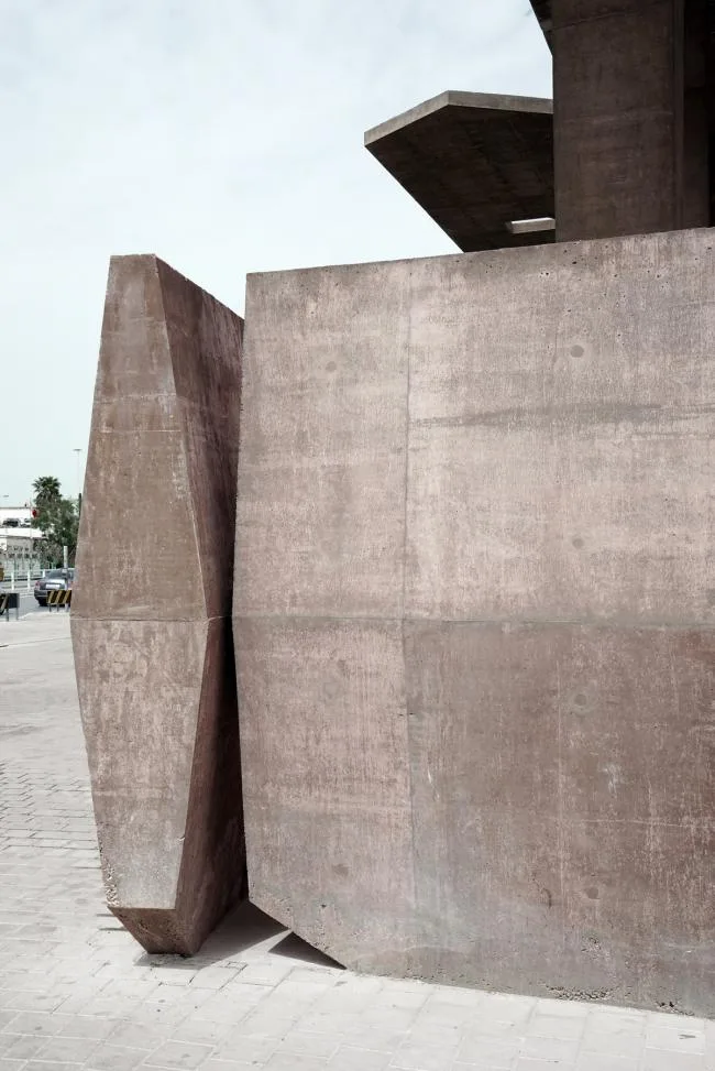 BIM建筑|仿佛岁月风化的古城堡：Pearling 遗址博物馆及进口 / Valerio Olgiati