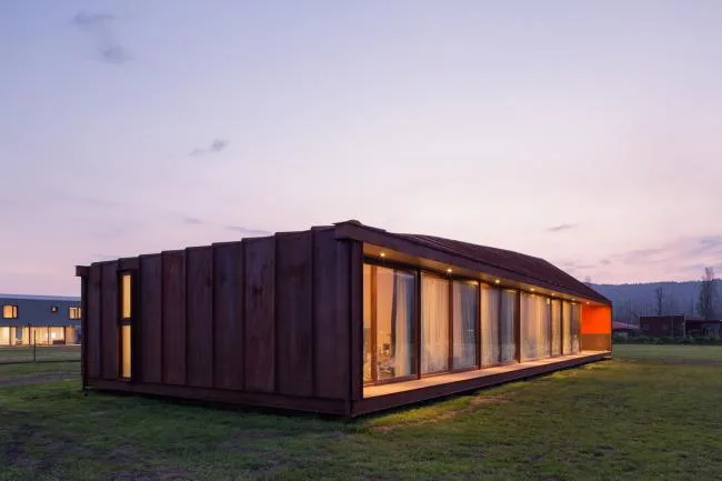 BIM建筑|村落草地上的红色棚屋：PH2室第 / DX Arquitectos