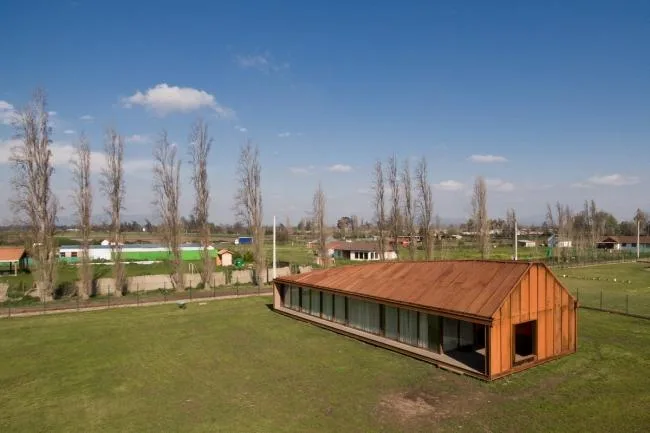 BIM建筑|村落草地上的红色棚屋：PH2室第 / DX Arquitectos