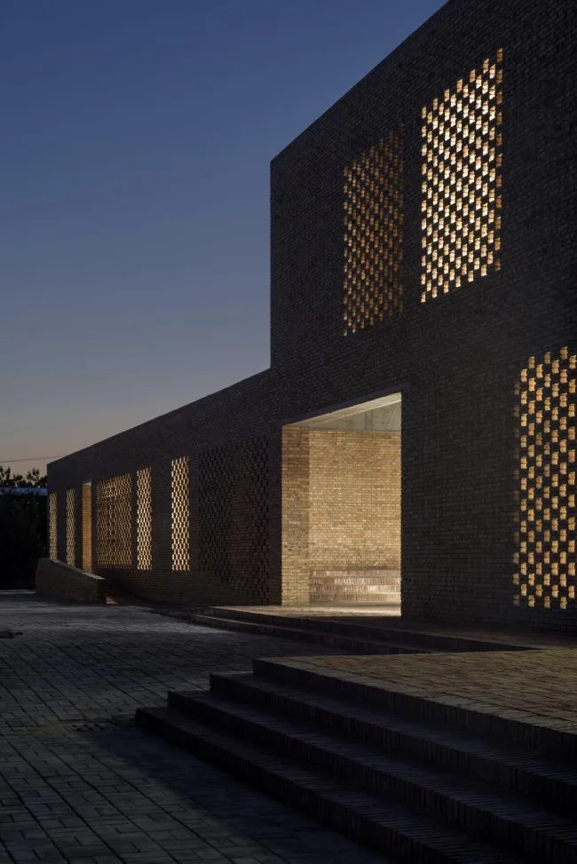 BIM建筑|鹄立于村落地盘，朴素而暖和：三河村村平易近运动中间 / 垣建筑