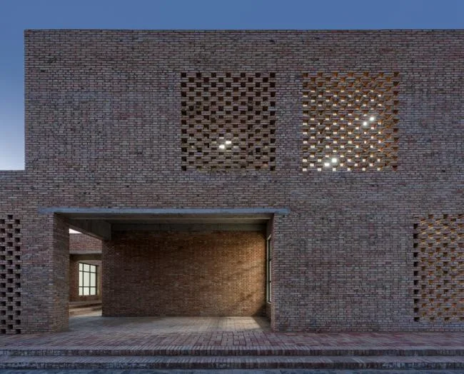 BIM建筑|鹄立于村落地盘，朴素而暖和：三河村村平易近运动中间 / 垣建筑