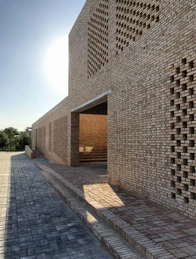 BIM建筑|鹄立于村落地盘，朴素而暖和：三河村村平易近运动中间 / 垣建筑