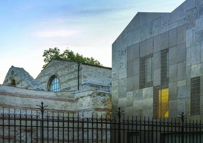 BIM建筑|仿佛流浪古老遗迹旁熠熠生辉的金色戒指：国立中世纪博物馆新旅客中间