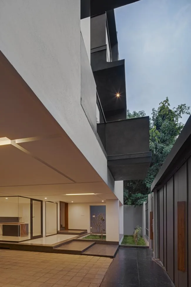 BIM建筑|凹凸错落，打破秩序：班加罗尔 RL室第 / SDeG